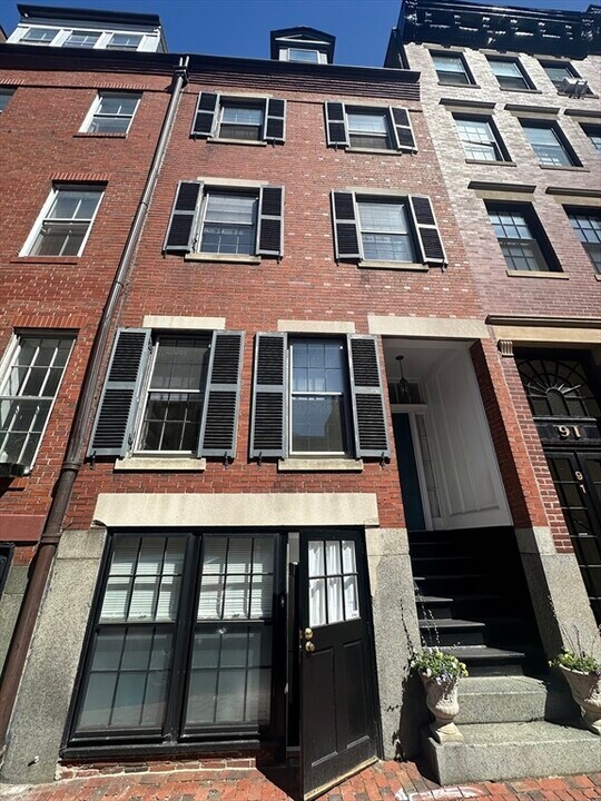 93 W Cedar St in Boston, MA - Building Photo