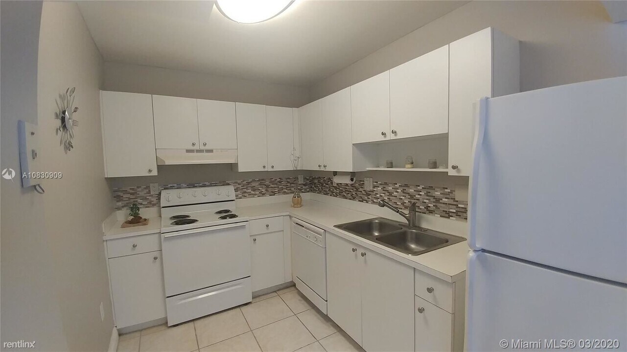 8251 NW 8th St in Miami, FL - Building Photo