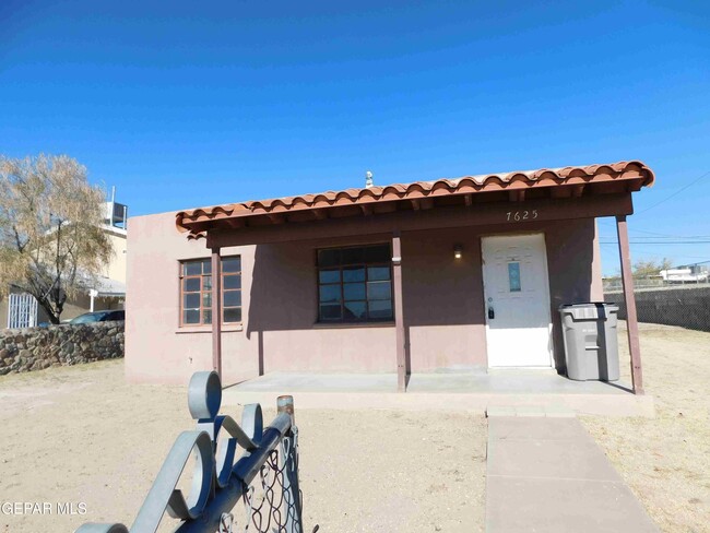 7625 Hacienda Ave in El Paso, TX - Building Photo - Building Photo