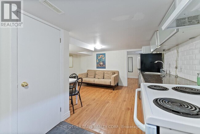 32 Chamberlain Ave in Toronto, ON - Building Photo - Building Photo