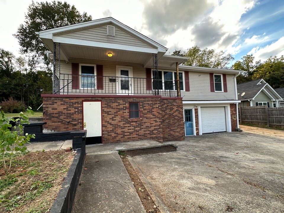 604 Hollow St in Graham, NC - Foto de edificio