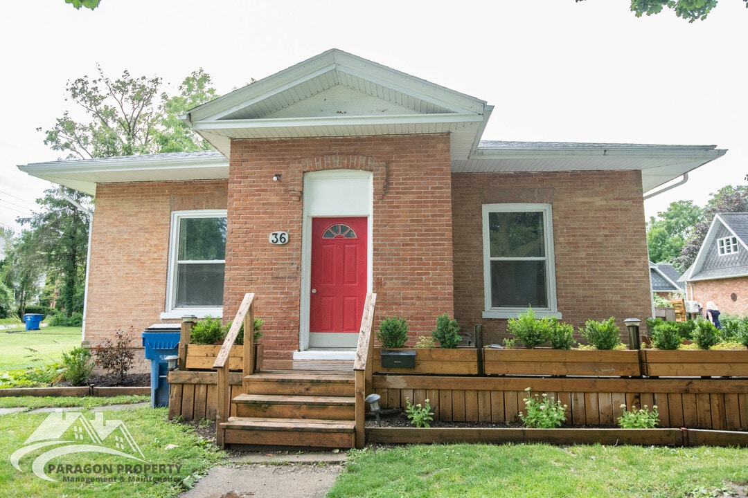 36 1st St in Chatham, ON - Building Photo