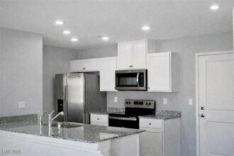 1130 Scarlet Sparrow St in Henderson, NV - Building Photo - Building Photo