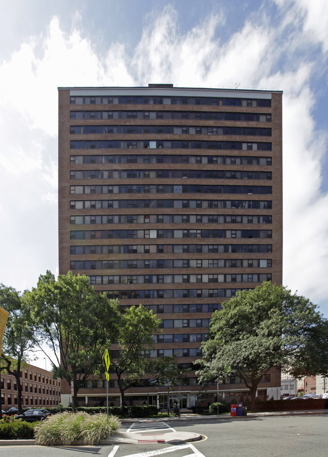 Montgomery Towers Apartments in Jersey City, NJ - Building Photo - Building Photo