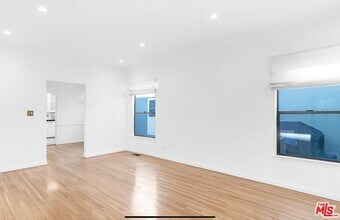 1125 1/2 Glenville Dr in Los Angeles, CA - Building Photo - Building Photo
