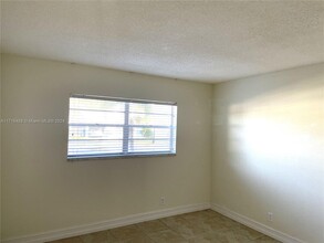 1300 Moffett St in Hallandale Beach, FL - Building Photo - Building Photo