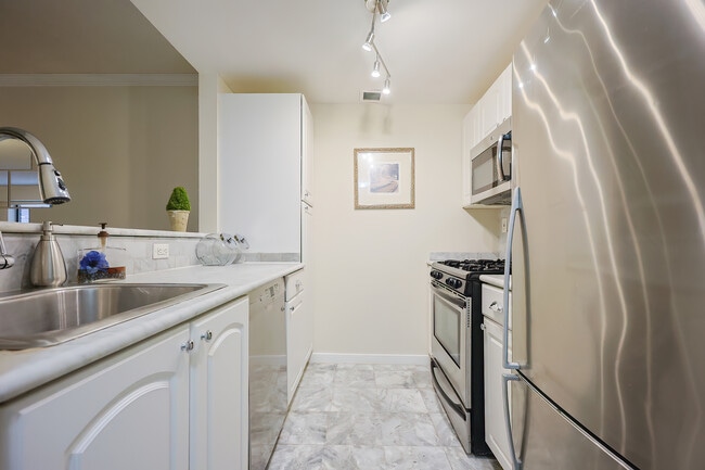 15 North Beacon St, Unit 212 in Boston, MA - Building Photo - Building Photo