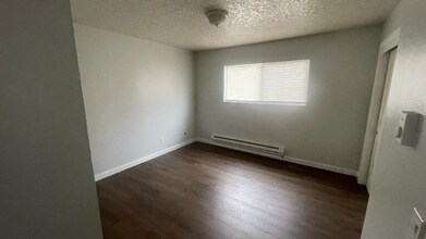 8605 N Hurst Ave in Portland, OR - Building Photo - Building Photo