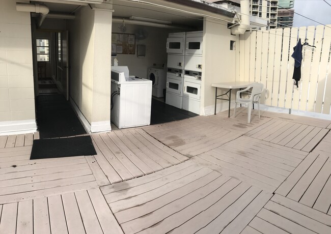425 ena Rd, Unit Sundeck in Honolulu, HI - Building Photo - Building Photo