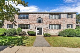 117 Lake Shore Rd, Unit 3 in Boston, MA - Building Photo - Building Photo