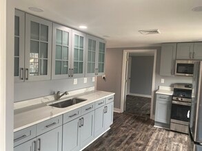 44 Bridgeport Ave in Shelton, CT - Foto de edificio - Building Photo