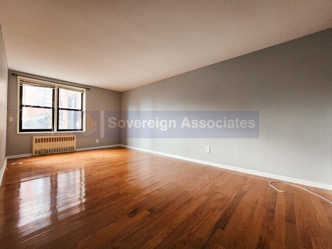 525-527 Riverdale Ave, Unit 2F in Yonkers, NY - Building Photo - Building Photo