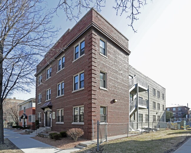 Centro Apartments in Milwaukee, WI - Foto de edificio - Building Photo