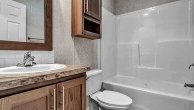 333 E Lakewood Blvd in Holland, MI - Foto de edificio - Building Photo