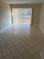 1153 Lake Victoria Dr, Unit B in Royal Palm Beach, FL - Building Photo