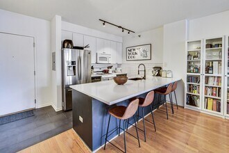 330 N Jefferson St, Unit 903 in Chicago, IL - Building Photo - Building Photo