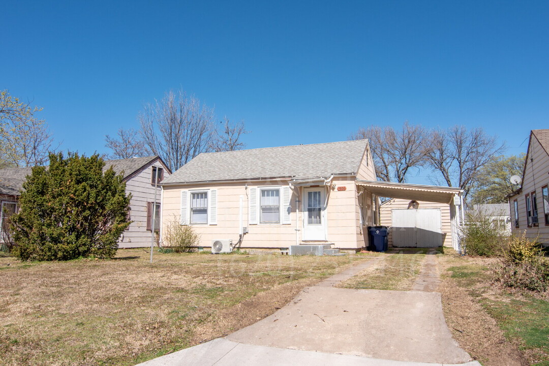 1906 W 6th St in Coffeyville, KS - Building Photo