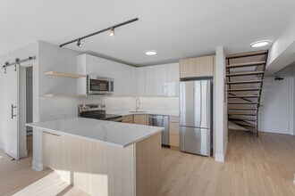 6166 N Sheridan Rd in Chicago, IL - Building Photo - Building Photo