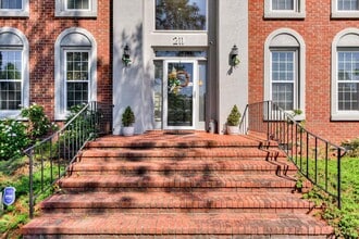 211 Kestwick Dr W in Martinez, GA - Foto de edificio - Building Photo
