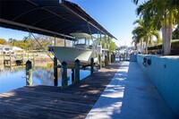 331 Magellan Dr in Sarasota, FL - Foto de edificio - Building Photo