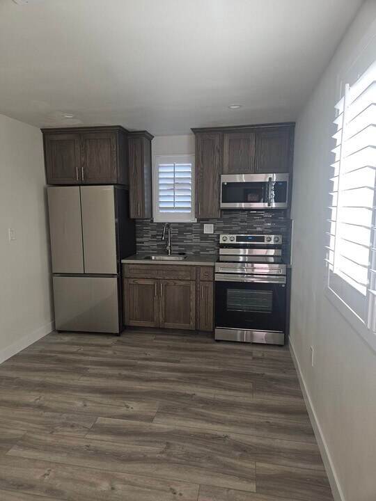 2139 W 73rd St in Los Angeles, CA - Building Photo