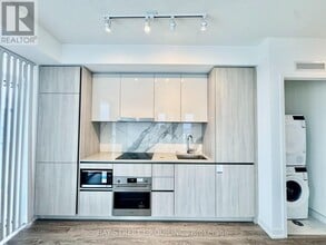 8 Interchange Wy in Vaughan, ON - Building Photo - Building Photo