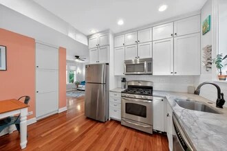 2578 W Lyndale St, Unit 2 in Chicago, IL - Building Photo - Building Photo