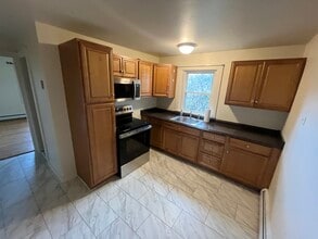 34 Miles St, Unit 2L in Millbury, MA - Foto de edificio - Building Photo