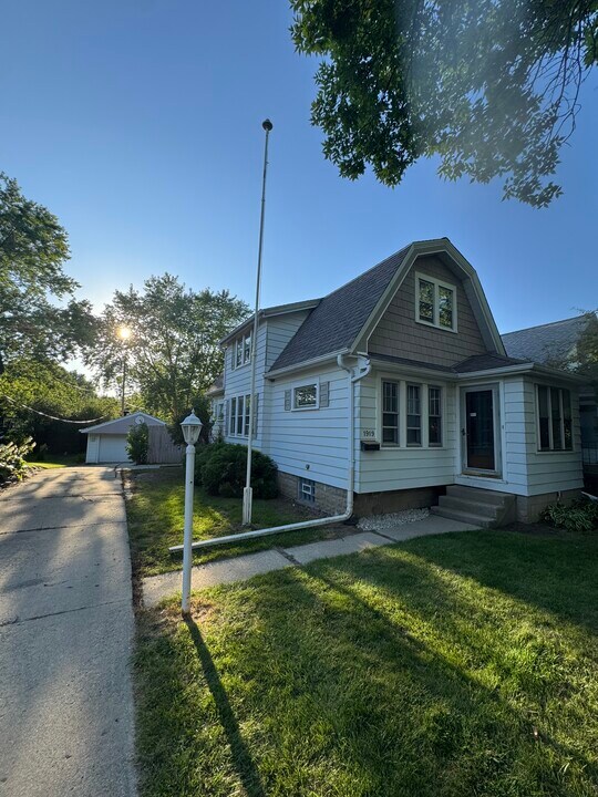 1919 S 93rd St in West Allis, WI - Building Photo