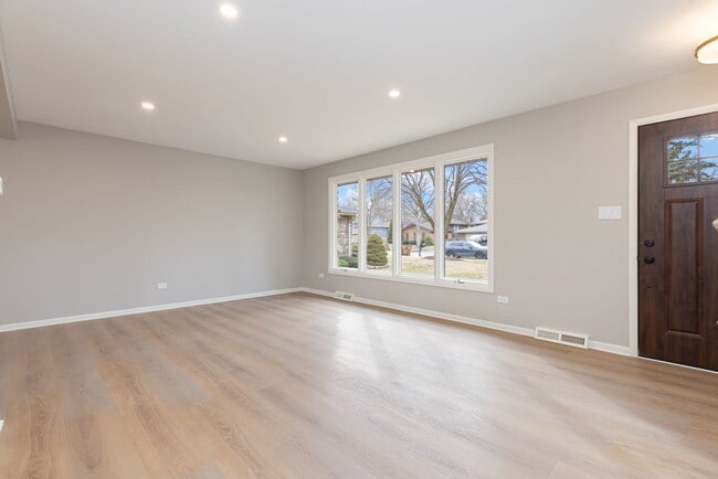 8518 Candlelight Dr W in Willow Springs, IL - Building Photo - Building Photo