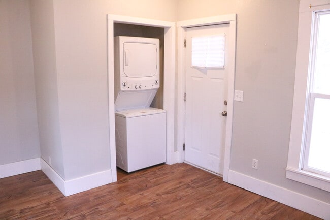 1421 Main St in Cedar Falls, IA - Foto de edificio - Building Photo