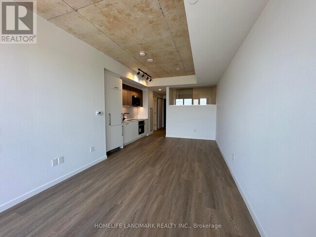 689-689 The Queensway in Toronto, ON - Building Photo - Building Photo