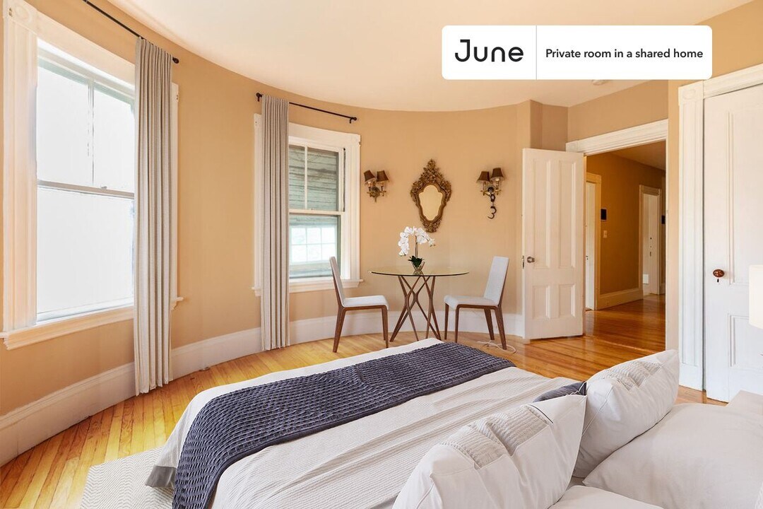 Private bedroom in 6 bed/2 bath Home in Boston, MA - Building Photo