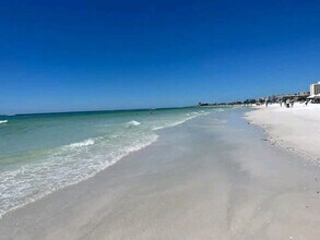 1055 W Peppertree Dr, Unit 5th in Sarasota, FL - Building Photo - Building Photo