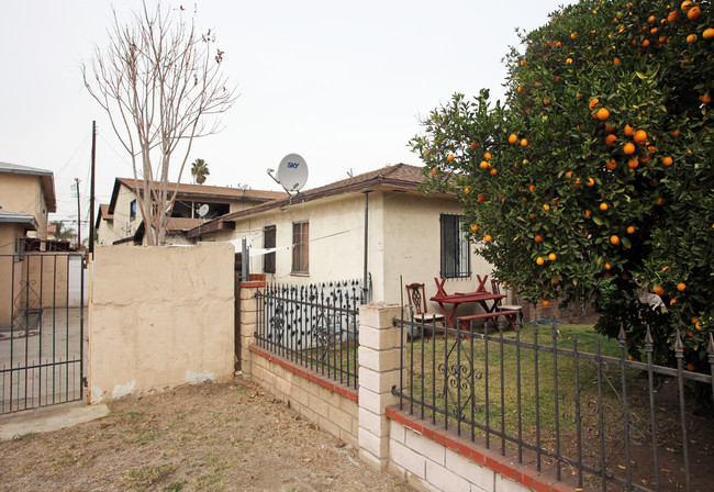 1051 Larimore Ave in La Puente, CA - Foto de edificio - Building Photo