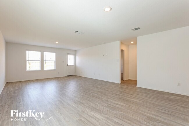 10714 Vinateros Dr in Converse, TX - Building Photo - Building Photo