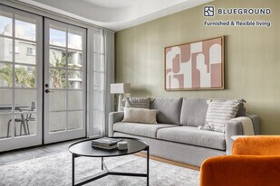 114 N Doheny Dr in West Hollywood, CA - Building Photo