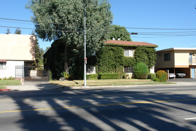 15131 Victory Blvd in Van Nuys, CA - Building Photo - Building Photo