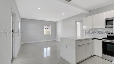1950 NE 179th St in North Miami Beach, FL - Foto de edificio - Building Photo