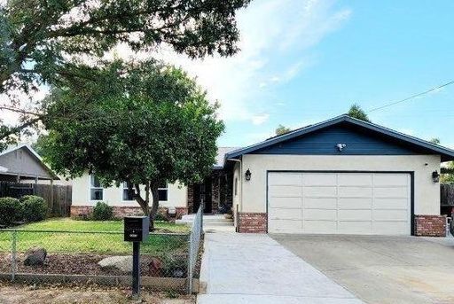 2400 E Orangeburg Ave in Modesto, CA - Building Photo