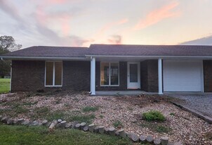 5477 Country Club Rd, Unit 1 in Murphysboro, IL - Building Photo