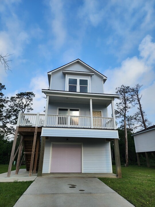 6210 Red Oak Dr in Hitchcock, TX - Building Photo