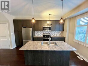 7 Pinot Cres in Stoney Creek, ON - Building Photo - Building Photo