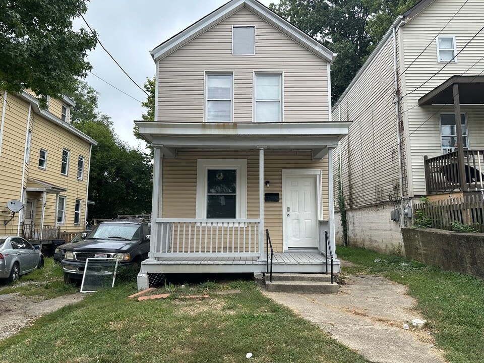 1634 Dewey Ave in Cincinnati, OH - Foto de edificio