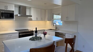 6211 Covington Way in Goleta, CA - Foto de edificio - Building Photo