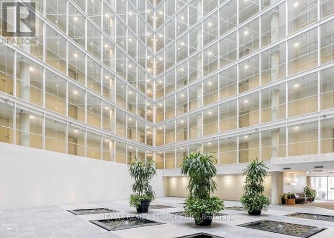 650-650 Queens Quay W in Toronto, ON - Building Photo - Building Photo