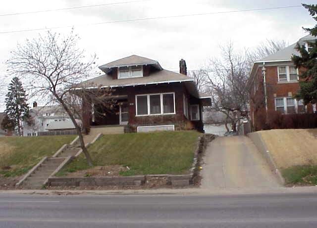 5132 Dodge St in Omaha, NE - Foto de edificio