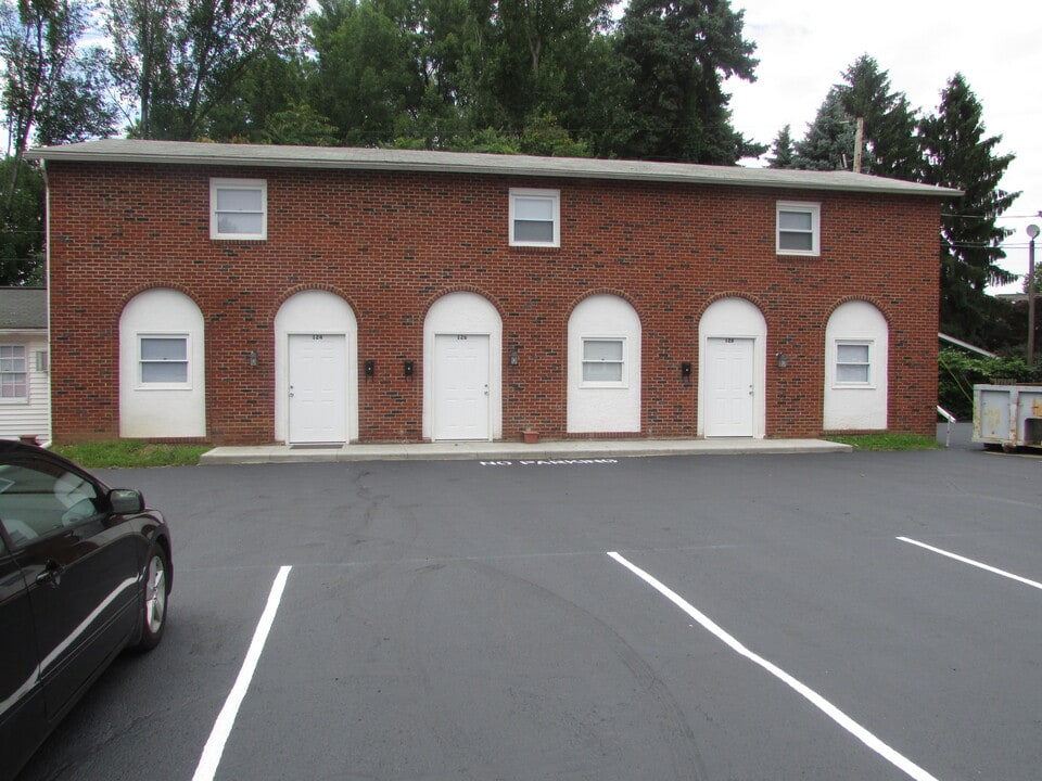 132 6th Dr SE in New Philadelphia, OH - Building Photo