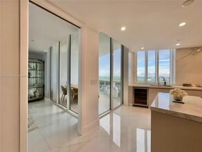 15901 Collins Ave, Unit 2406 in Sunny Isles Beach, FL - Foto de edificio - Building Photo