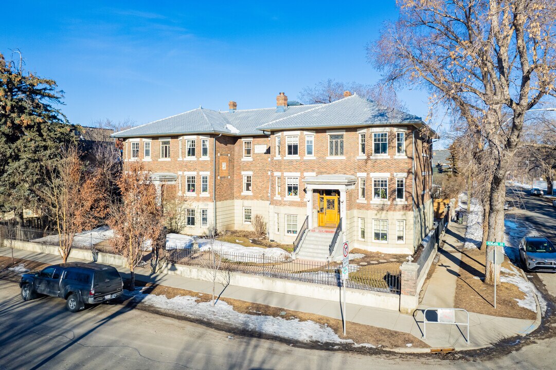 Glenwood Manor in Calgary, AB - Building Photo